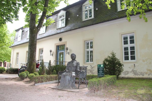 Fürstin Pauline sitzt mit ernster Miene vor dem Ballhaus im historischen Kurpark von Bad Meinberg. Ein möglicher Verkauf der Kurimmobilien dürfte sie zwar nicht beunruhigen, beschäftigt dafür aber die Ratsmitglieder um so mehr. - © Cordula Gröne