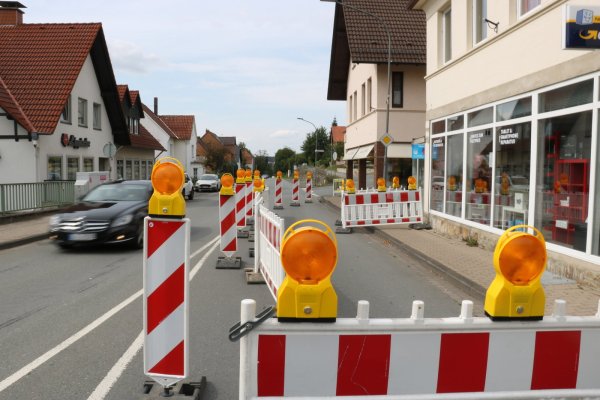 Gesperrt: In Richtung Extertalstraße ist in der Bruchstraße vom Kreisel in Bösingfeld aus kein Durchkommen. Unter dem Asphalt hat sich ein Hohlraum gebildet. - © Till Sadlowski