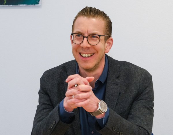 Profi in Sachen Karriere: Tim Brüggemann ist seit 2015 an der FHM als Hochschullehrer für Berufs- und Weiterbildungsmanagement tätig. - © Foto: Andreas Zobe/NW