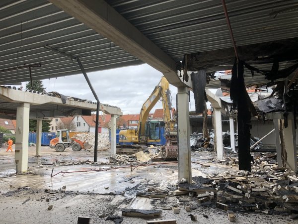 Der Flachbau des Hanse-Centers, in dem der Discounter ansässig war, wird abgerissen. Hier werden in den kommenden Jahren in mehreren Gebäuden Dutzende Wohnungen neu geschaffen. - © Till Brand