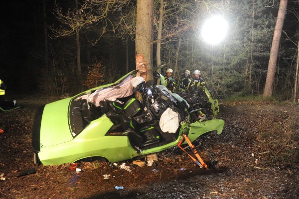Der Dodge prallte auf der Leverner Straße in Bohmte gegen einen Baum. Aus dem Wrack rettete die Feuerwehr Stemwede den 29-jährigen Fahrer und seine fünfjährige Tochter. Der Fahrer wurde lebensgefährlich verletzt und ins Klinikum Minden geflogen. - © Joern Spreen-Ledebur