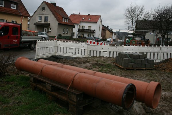 Die Bauarbeiten in der Bergstraße in Bösingfeld schreiten voran, während die Anlieger aufatmen. Sie haben nach einjähriger Diskussion mit Verwaltung und Politik eine Minimierung der Beiträge für den Gehweg und ein Zugeständnis beim Oberflächenwasser erreicht. - © Sylvia Frevert