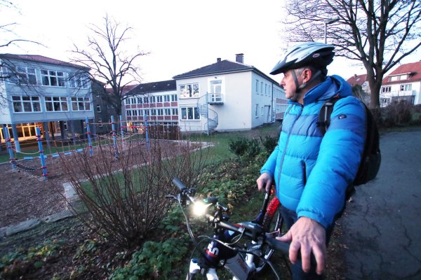 Streetworker Matthias Mörchel radelt auf seiner Tour durch Detmold verschiedene Treffpunkte von Jugend-Gruppen ab. Oft treffen sie sich auf Schulhöfen, wie hier am Grabbe-Gynasium. - © Patrick Bockwinkel