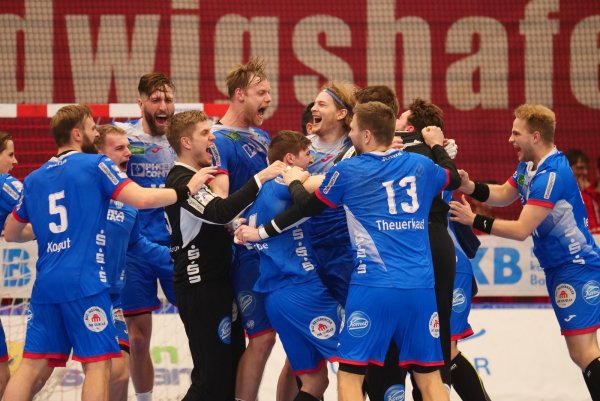 Lemgo wie es singt und lacht: Die TBV-Spieler waren nach dem Schlusspfiff kaum zu bändigen. - © Jörg Hagemann