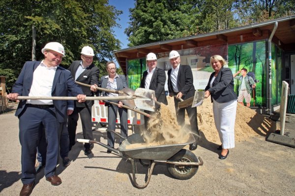 Zum Auftakt staubts: (von links) Ralf Noske, Peter Gröne, Marianne Thomann-Stahl, Arne Brand, Prof. Dr. Andreas Pinkwart und Martina Hannen beim symbolischen Spatenstich. - © Bernhard Preuss