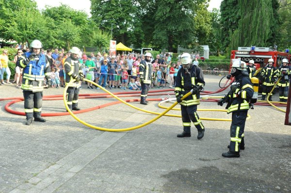 Übung: Die Mitglieder der Löschgruppe Herrentrup der Freiwilligen Feuerwehr Blomberg sorgen während des Dorffestes für viel Aufklärungsarbeit. Ihre simulierten Einsätze waren dabei eine der großen Attraktionen des Festes. - © Nicole Ellerbrake