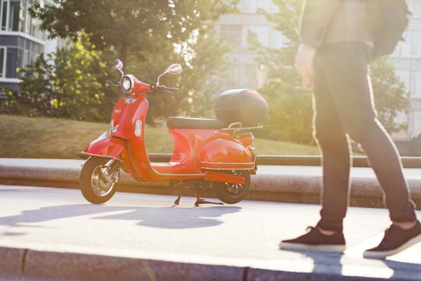 So würden die 20 E-Roller des Herstellers Emco aussehen, die die SVD ab April gerne im Detmolder Stadtgebiet zur Miete anbieten würde. Gefunden und gebucht würden sie dann per Smartphone-App. - © Emco