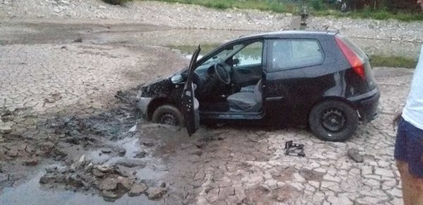 Kurios: Ein Autofahrer ist mit seinem Fiat im ausgetrockneten Teich gelandet. - © Verein Tiere im Dorf