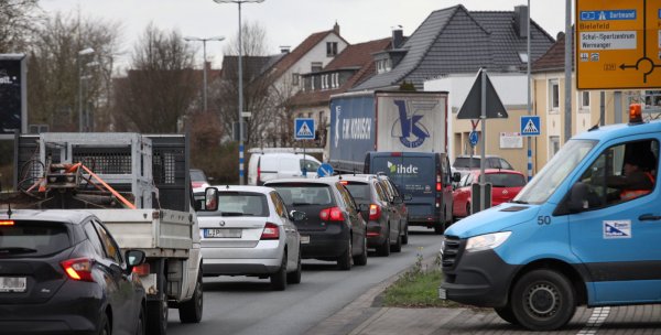 Wer im Stau steht, dem wird die Wartezeit schnell lang. Im Bild zu sehen ist ein Stück der B239 am Marktkaufkreisel in Lage. - © Bernhard Preuss