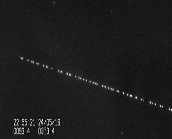 Über der südholländischen Stadt Leiden hat der niederländische Astronom Marco Langbroek die Satelliten des Starlink-Projekts nicht einmal 24 Stunden nach ihrem Start fotografiert. Kürzlich waren die Lichtpunkte auch über dem Lemgoer Ortsteil Brake zu sehen. - © Marco Langbroek, Leiden, Niederlande