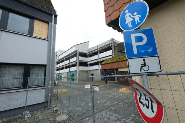 Bald will die Stadt damit beginnen, die alten Verwaltungsbauten und das Parkhaus abzureißen. Die Hauptarbeiten erfolgen im Sommer. Weil Altlasten gefunden wurden, verzögert sich das Projekt etwas. - © Sven Koch