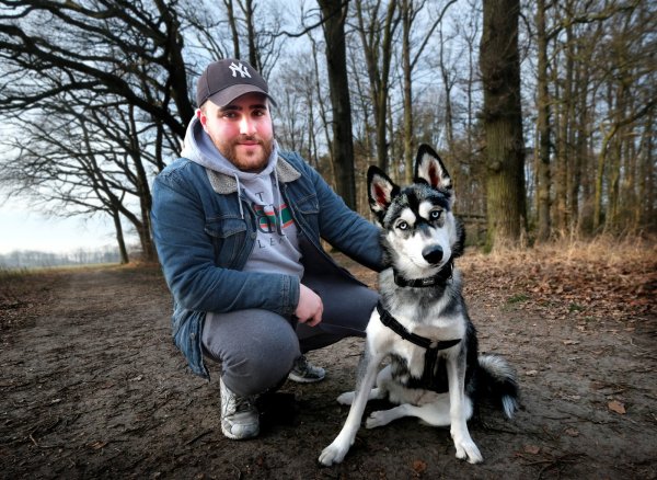 Gabriell (18) liebt seine junge Husky-Hündin Akira und hofft nun, dass sie trotzdem bei ihm bleiben darf. - © Andreas Frücht