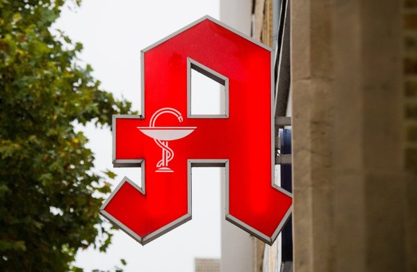 Betroffene Chargen des Medikamentes wurden in lippischen Apotheken aus den Lagern genommen. - © Julian Stratenschulte/dpa