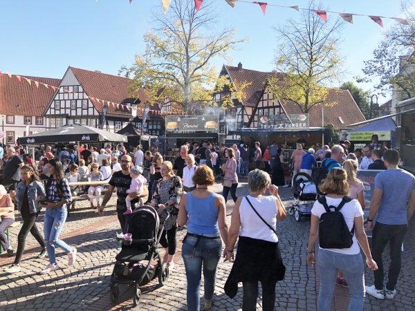 Gut gefüllter Salzhof: Der Streetfood Circus zog im vergangenen Jahr bei schönstem Altweibersommer viele Gäste an. Archivfoto: Thomas Reineke - © Thomas Reineke