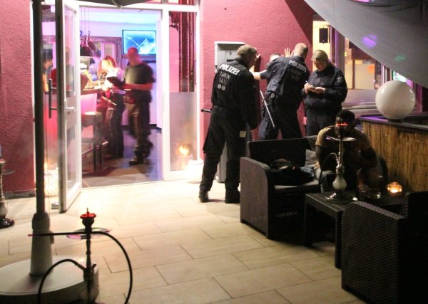 Beamte der Bereitschaftspolizei stehen vor dem Eingang. Im Inneren kontrollieren Polizisten, Zollbeamte und Experten der Stadt Herford, ob alle Vorschriften eingehalten wurden. Auch Gäste wurden kontrolliert. Hier wird ein junger Mann gefilzt. - © Jobst Lüdeking