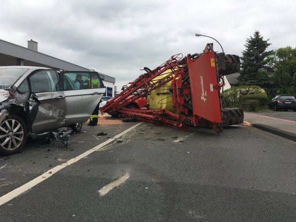An der Kreuzung B239/Sylbacher Straße ist es zu einem Unfall mit einem Traktor gekommen, der Pestizide geladen hat. - © Daniel Hobein/Feuerwehr Bad Salzulfen