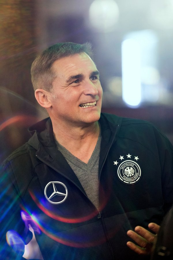 Strahlemann im Rampenlicht: U21-Nationaltrainer Stefan Kuntz kommt 2020 nach Blomberg. Foto: Deutscher Fußball-Bund - © Picasa