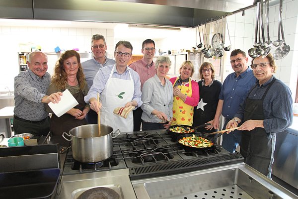Bereiten das gemeinsame Mahl im Hörster Krug vor: (von links) Wilhelm Wortberg, Angelika Tölle-Cassano, Frank Drexhage (Bündnis 90/Die Grünen), Dr. Stefan Everding (CDU), Matthias Kalkreuter (SPD), Petra Niederdorf, Martina Hannen (FDP), Coby Wulf, Uwe Detert (AfD) und Guiseppe Cassano. - © Vera Gerstendorf-Welle