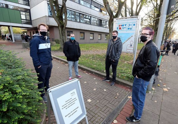 So wie auf diesem nachgestellten Bild standen die Schüler auf dem Schulgelände vor Unterrichtsbeginn, bevor sie vom Ordnungsamt verwarnt wurden. - © Wolfgang Rudolf