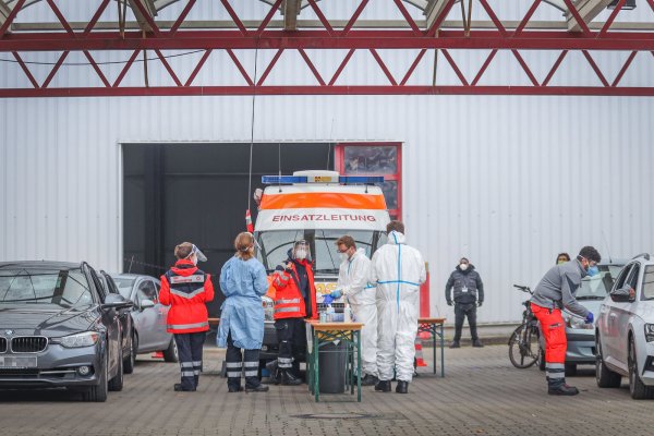 Rechts und links parallel des ASB-Einsatzbullis wird getestet. Vorab werden die Daten aufgenommen und Röhrchen beschriftet. - © Sarah Jonek