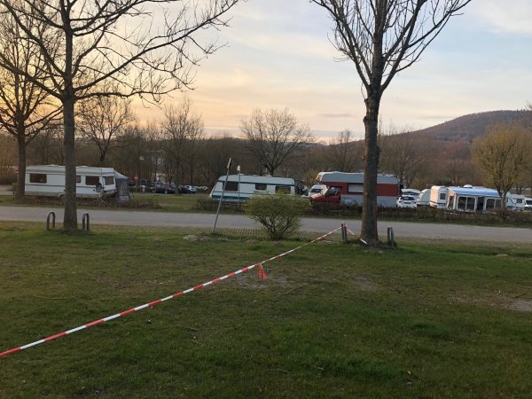 Am Mittwoch standen am Schieder-See noch diverse Wohnwagen und Wohnmobile, doch auch sie müssen den Platz bis heute räumen. - © Silke Buhrmester