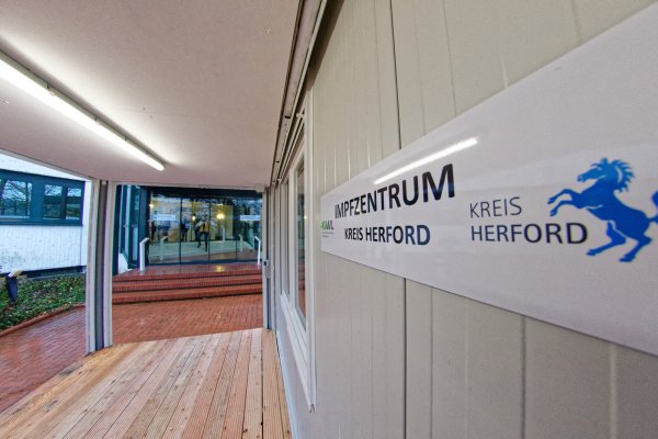 Der Frau ging es nach ihrem Termin im Impfzentrum des Kreises Herford auf einmal schlecht. - © Andreas Sundermeier