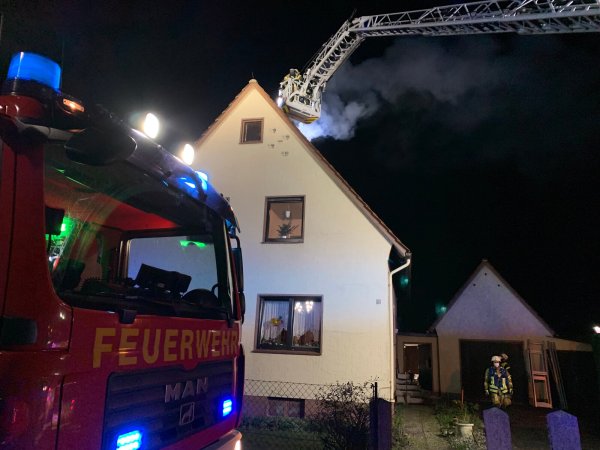 Die Bewohner konnten sich unverletzt ins Freie retten. - © Daniel Hobein / Freiwillige Feuerwehr Bad Salzuflen