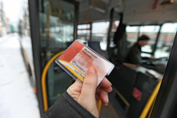 Das „MobiTicket": Es stellt für Menschen mit geringem Einkommen oft die einzige Möglichkeit der Mobilität dar. Das städtische Angebot soll auch bei der kreisweiten Einführung eines Sozialtickets erhalten bleiben. - © Vera Gerstendorf-Welle