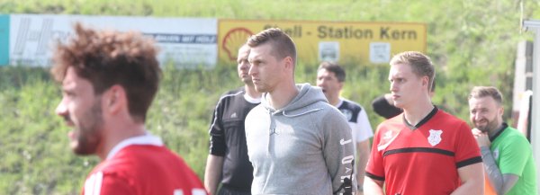 Skeptische Blicke von der Seitenlinie: Barntrups Trainer Daniel Barbarito mit seinem Bruder Lukas Schlingmann (rechts) und Jakob Funk (links). - © Sebastian Lucas