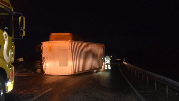 Ein Oerlinghauser ist am Donnerstagmorgen mit seinem Lkw mit Anhängergespan auf der B 611 in Richtung Löhne wegen Glatteis’ ins Schleudern geraten. Der Anhänger kippte auf die Seite. - © Polizei Herford