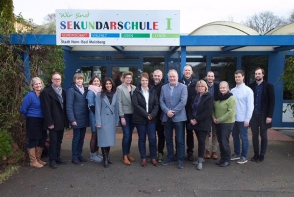 Die Staatssekretärin Serap Güler (5. von links) hat kürzlich die Sekundarschule Horn-Bad Meinberg besucht. - © Peter Wehowsky