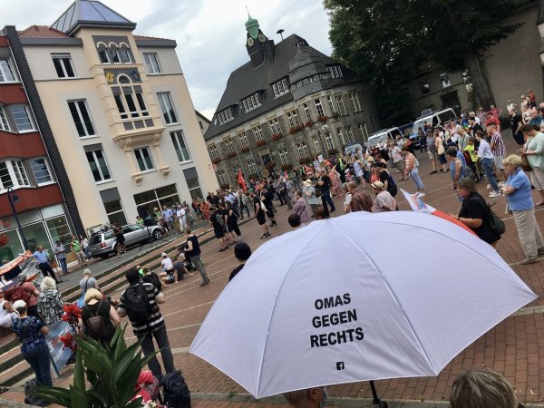 Mehrere hundert Menschen zeigten in Lage (Kreis Lippe) Flagge gegen gegen die AfD. - © Florian Pfitzner