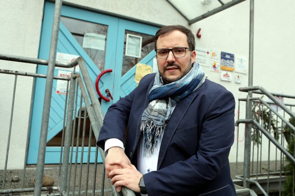 Die Lage ist ernst: Jan-Hendrik Stute (33) leitet seit vier Jahren die DRK-Kita Weltweit im Ostmannturmviertel. Am Eingang hängen allerlei Hinweisschilder, die auf die aktuellen Vorschriften hinweisen. Trotzdem gab es hier mehrere Coronafälle – mit weitreichenden Folgen. - © Wolfgang Rudolf