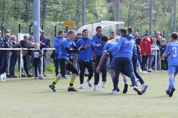 Der Jubel nach dem 2:1 kennt keine Grenzen: Asemissens Torschütze Hatim Bahri wird von den Auswechselspielern und Trainer Florian Müller aufgehalten. - © Oliver König