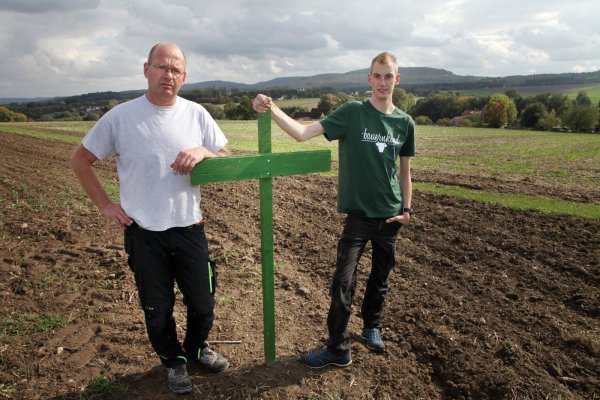 Sehen die Zukunft der Landwirtschaft bedroht: Alexander Horn und sein Sohn und Nachfolger Sebastian haben auf ihren Äckern grüne Kreuze aufgestellt. Unser Bild zeigt den Blick von „Auf der Egge" in Hörste in Richtung Hermannsdenkmal. - © Bernhard Preuß