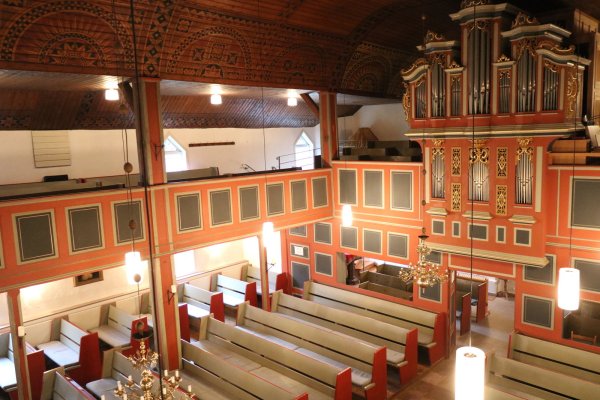 Stein des Anstoßes: Die Emporen rechts und links in der Kirche zu Bergkirchen sind aktuell bei den Mondscheinkonzerten gesperrt. Dadurch entfallen rund 150 Sitzplätze. Um die Bänke im oberen Bereich der Kirche wieder nutzen zu können, müssen erst weitere Fluchtwege geschaffen werden. - © Alexandra Schaller