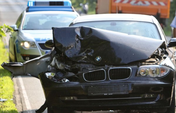 Der BMW war nach der Kollision schwer beschädigt. Die Fahrerin setzte ihre Fahrt dennoch fort. - © Symbolfoto: Andreas Zobe