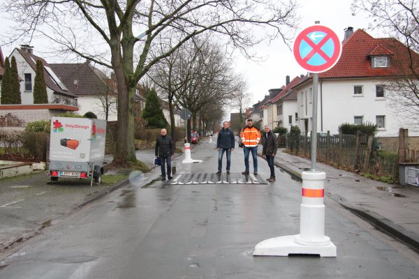 Bis zum Sommer werden die Maßnahmen zur Verkehrsberuhigung in der Hermannstraße nun geprüft, die (von links) Frank Rayczik, Uwe Friedrichsmeier, Bauhofleiter Leif Salitter und Beigeordneter Thorsten Paulussen vorstellen. - © Cordula Gröne