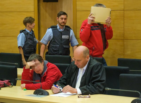 Verborgen: Bei der Verhandlung gegen den wegen Missbrauchs angeklagten Bad Oeynhausener Physiotherapeuten schützen beide Angeklagten ihr Gesicht vor den Fotografen. - © Foto: Andreas Zobe/NW