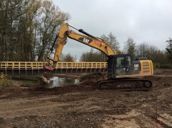 Die neue Brücke entsteht (im Hintergrund), nebenan wurde bis kurz vor Kläschen eifrig an der Flutmulde gebaggert. - © Till Brand