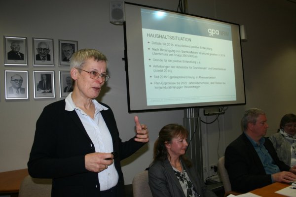 Friedrike Wandmacher (links) und Dagmar Klossow von der Gemeindeprüfungsanstalt NRW raten der Gemeinde Extertal im Rat zum Sparkurs. Rechts im Bild: Kämmerer Hubertus Fricke. - © Sylvia Frevert