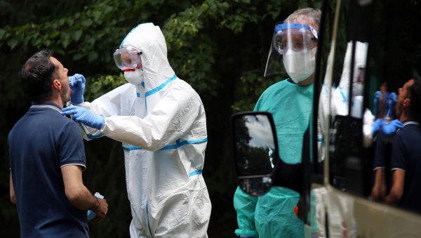 Noch immer sind laut Kreisverwaltung insgesamt 20 mobile Teams im Kreis Gütersloh im Einsatz, um Menschen auf das Coronavirus zu testen– erst mal auf unbestimmte Zeit.  - © Patrick Menzel