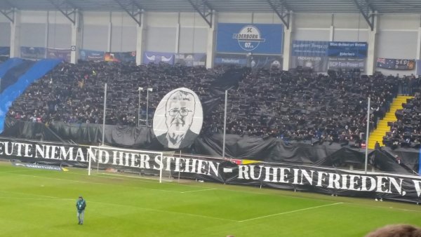 "Ohne dich würde heute niemand hier stehen" steht auf dem Banner. - © Hartmut Kleimann