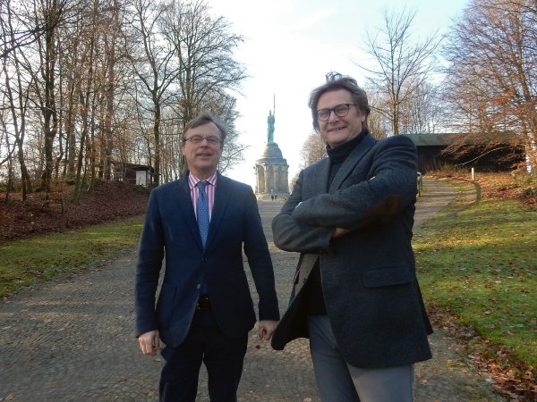 Stephan Prinz zur Lippe (links) und Günter Weigel sind stolz darauf, dass die Werbevideos für Lippe so gut ankommen. Die Klickzahlen aller bisherigen Folgen liegen insgesamt bei einer Million. - © Astrid Sewing