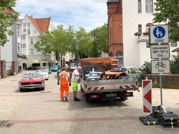 Mitarbeiter der Stadt stellen Schilder zum Start des Verkehrsversuchs an der Steege auf. - © Archiv: Thomas Reineke