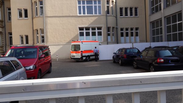 Andreas V. wird im Krankenwagen zur Verhandlung gebracht. - © Kateryna Akulenko