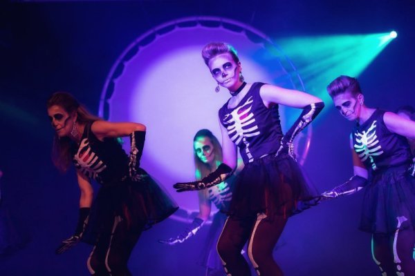 Carolin Erper tauchte mit den „Reaper and Bones" vor zwei Jahren in das schwarze Licht auf der Bühne des Berlebecker Karnevals. Auch in diesem Jahr wird es bei der Grün-Weißen Nacht ein buntes Showprogramm und einen Kostümwettbewerb geben. - © Torben Gocke