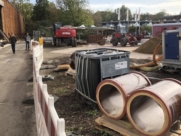 Baustelle im Herzen des Kurorts: Auf dem „Roten Platz" laufen die Vorarbeiten für den Austausch einer maroden Sole-Leitung in der Erde. Anschließend sind der Platz selbst und das Erlebnisgradierwerk (hinten links) dran. - © Thomas Reineke