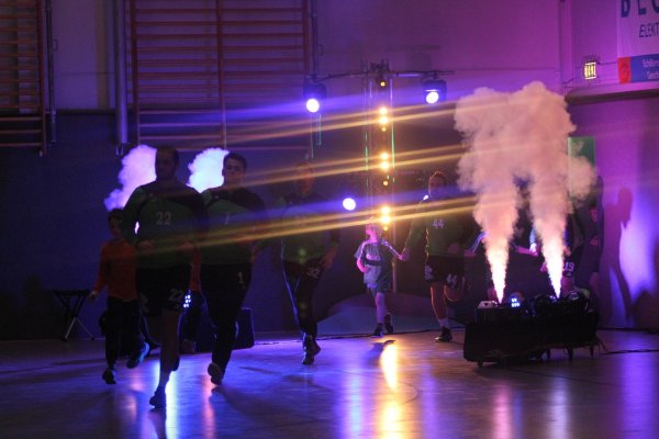 Vor einem Jahr hat es in Billinghausen beim Final-Four eine Lichtshow gegeben. Hier läuft der TuS Müssen-B. ein. - © Sebastian Lucas