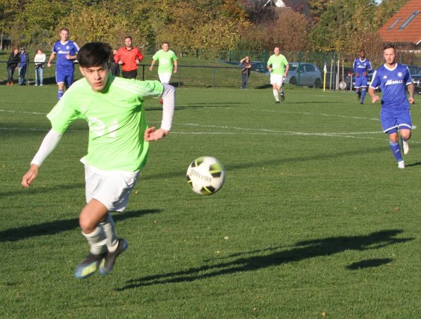 Den Ball im Blick: Robin Jöstingmeier im Dress der SG Hiddesen-Heidenoldendorf. Er kickt für die Erste in der A-Liga und für die A-Jugend im Bezirk. - © Sebastian Lucas